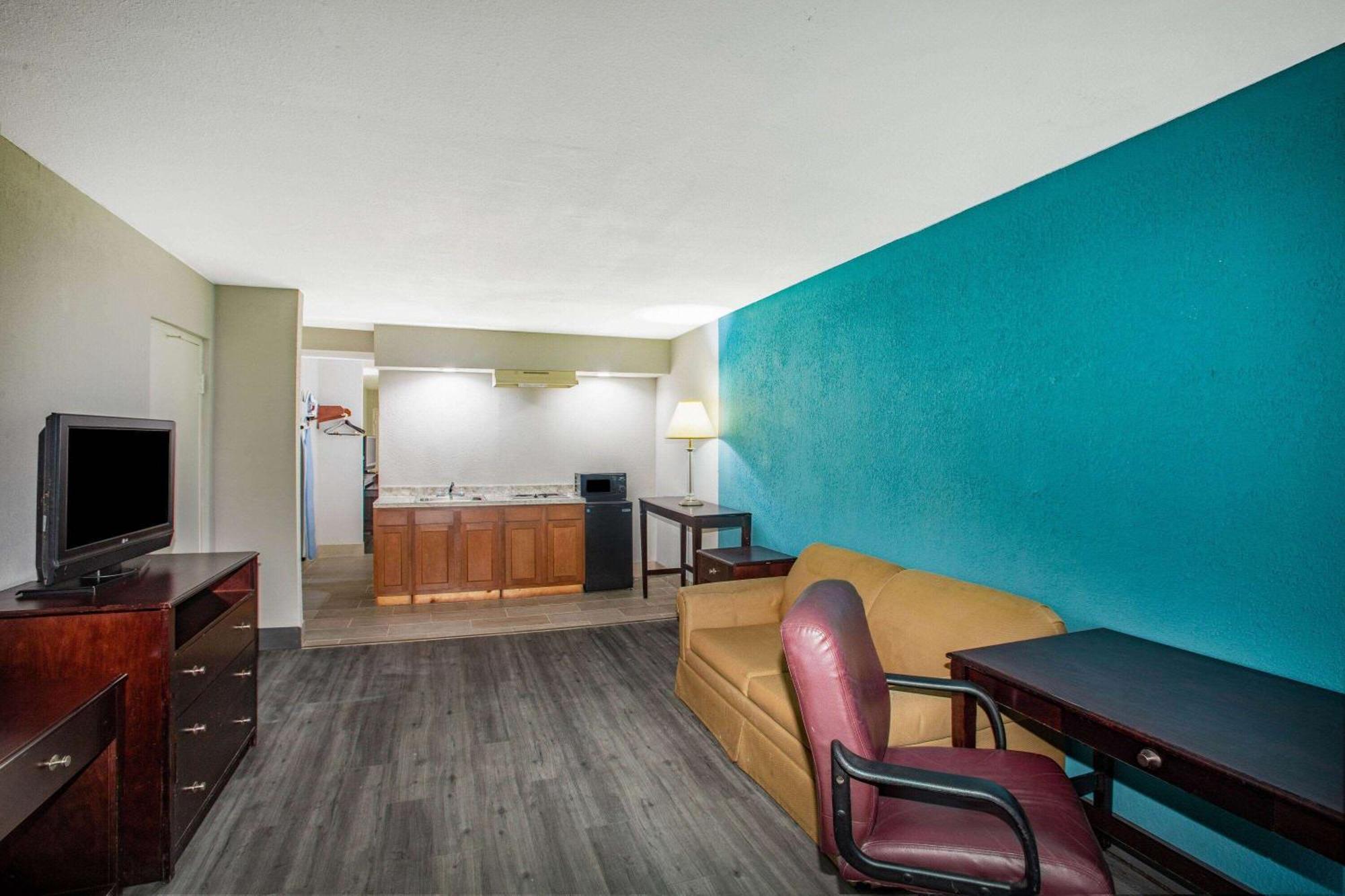 Days Inn By Wyndham Mobile I-65 Exterior photo